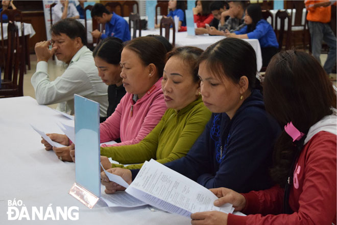 Người lao động đến tìm hiểu thông tin tuyển dụng tại Ngày hội việc làm ở huyện Hòa Vang 2019. 