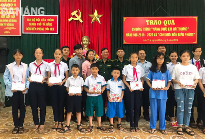 Cán bộ, chiến sĩ Đồn Biên phòng Sơn Trà tặng quà cho các học sinh nhân dịp đầu năm học mới 2019-2020.