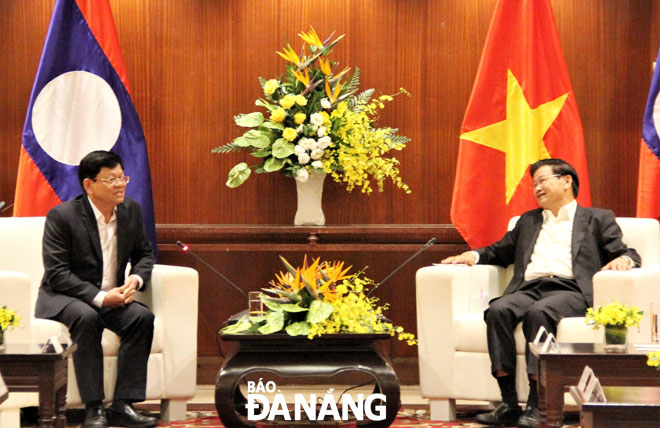 Deputy Secretary Tri (left) and Lao Prime Minister Thongloun Sisoulith