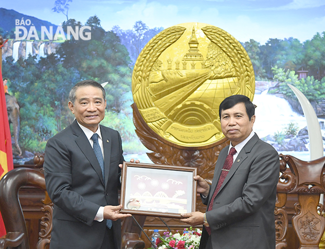 The city Party chief Nghia (left) presenting a momento to Mr Sisuvan Vongchomsy