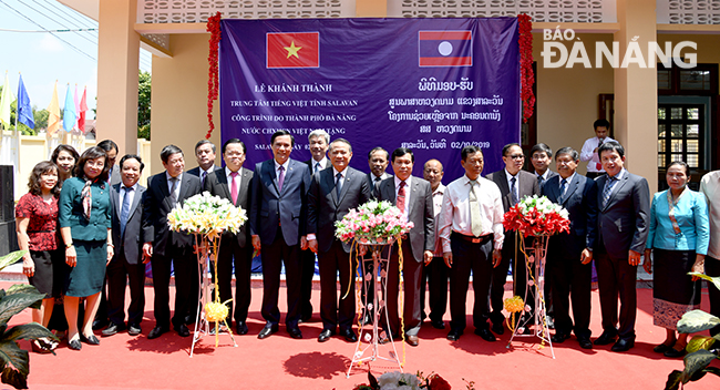 Leaders of Da Nang and Salavan Province at the opening ceremony of the Vietnamese Language Centre