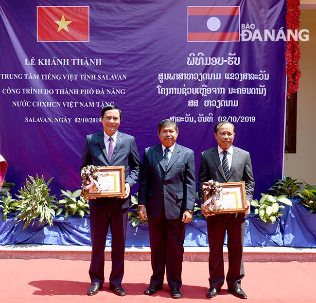 Vice Chairman Mien (left) and Director Le Van Hung (right) receiving Certificates of Merit from Laotian Minister of Education and Sports