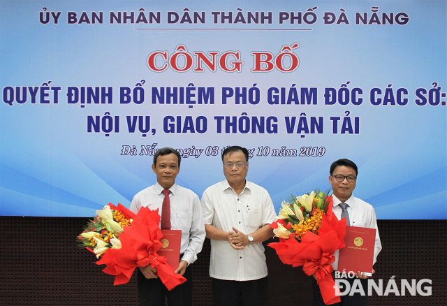 Giám đốc Sở Nội vụ Võ Ngọc Đồng (giữa) trao quyết định bổ nhiệm cho ông Đặng Chí Thanh (trái) và Lê Thành Hưng (phải). Ảnh: LAM PHƯƠNG