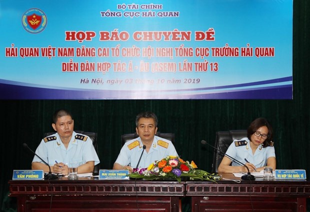 Deputy General Director of the General Department of Vietnam Customs Mai Xuan Thanh (C) at the press briefing (Photo: VNA)