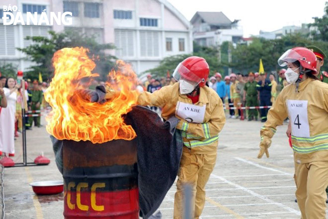 Hộ gia đình tại quận Thanh Khê diễn tập phòng cháy, chữa cháy.