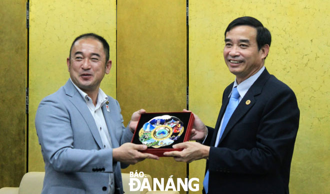  Da Nang People’s Committee Vice Chairman Le Trung Chinh (right) warmly receiving the Izumisano delegation