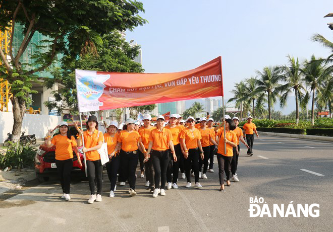 Phụ nữ Đà Nẵng đi bộ diễu hành tuyên truyền chấm dứt bạo lực đối với phụ nữ, trẻ em.