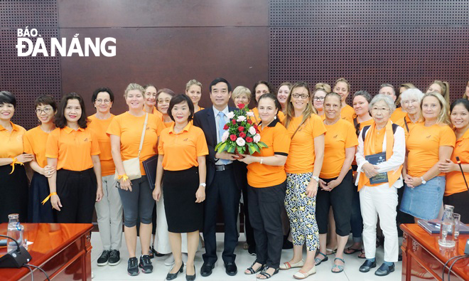 Phó Chủ tịch UBND thành phố Lê Trung Chinh tặng hoa cho Đoàn UN Women.