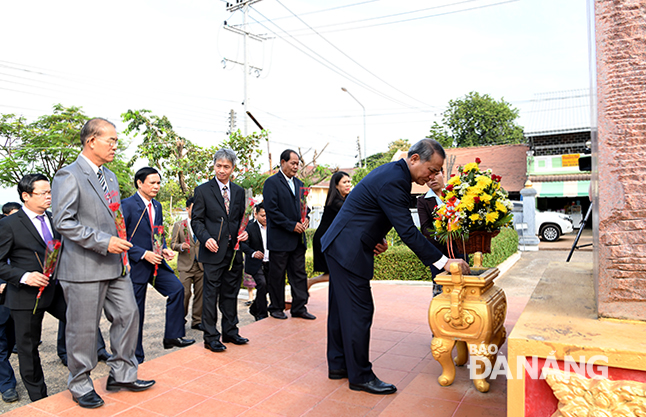 01-	Đoàn lãnh đạo thành phố Đà Nẵng do Bí thư Thành ủy Trương Quang Nghĩa dẫn đầu dâng hoa và viếng hương Khu tưởng niệm Chủ tịch Hồ Chí Minh tại tỉnh Savannakhet. Ảnh: ĐẶNG NỞ