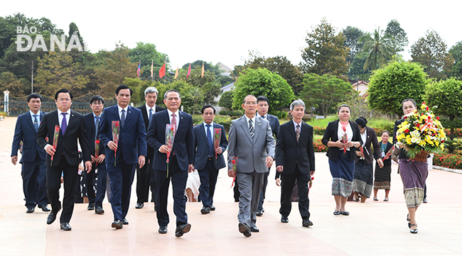 02-	Đoàn lãnh đạo thành phố Đà Nẵng do Bí thư Thành ủy Trương Quang Nghĩa dẫn đầu dâng hoa và viếng hương tại khu Tưởng niệm cố Chủ tịch Kaysone Phomvihan. Ảnh: ĐẶNG NỞ