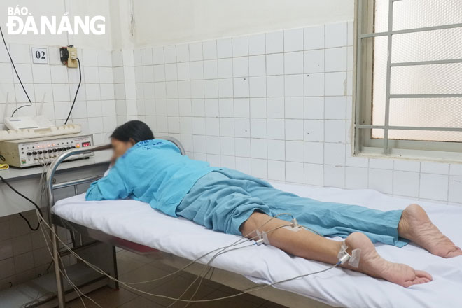 Bệnh nhân đang được thực hiện thủ thuật laser châm tại Khoa Y học cổ truyền, Bệnh viện Đà Nẵng. Ảnh: MAI HIỀN