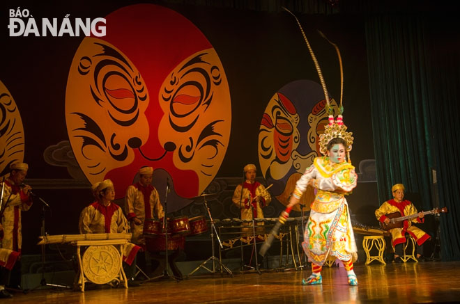 Vở Hồn Việt được biểu diễn trên sân khấu Nhà hát Tuồng Nguyễn Hiển Dĩnh.Ảnh: Mai Quang Hiển