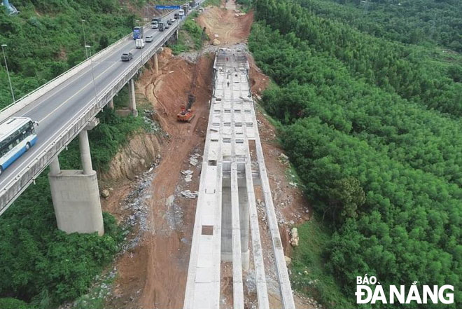 The building of a roadway connecting the Hai Van Tunnel 2 to Da Nang is progressing well