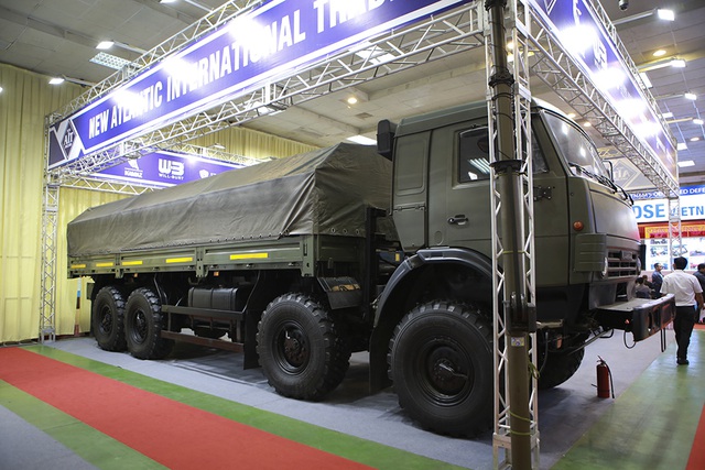 Kamaz-63501 là xe tải hạng nặng nổi bật với 8 bánh xe cỡ lớn, hệ dẫn động 8 bánh, 4 cầu chủ động. Kamaz-63501 bắt đầu phục vụ trong quân đội Nga từ năm 2002. Khối lượng hàng hóa tối đa xe có thể chuyên chở lên tới 16 tấn.