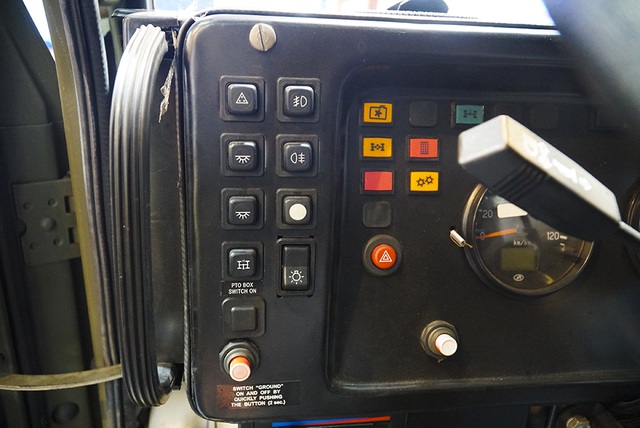 Cận cảnh bảng điều khiển trên cabin của chiếc xe Kamaz 63501.