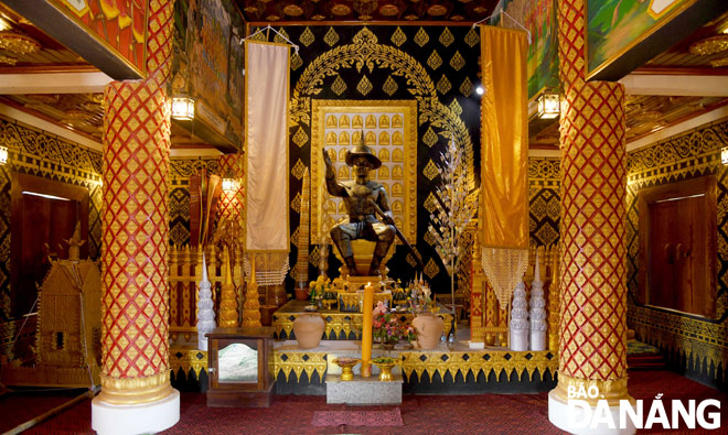 Không gian chính bên trong chùa Watthat thờ Đức Vua Saysettha (Công trình được đầu tư khoảng 2,1 triệu USD và hoàn thành vào cuối năm 2014).