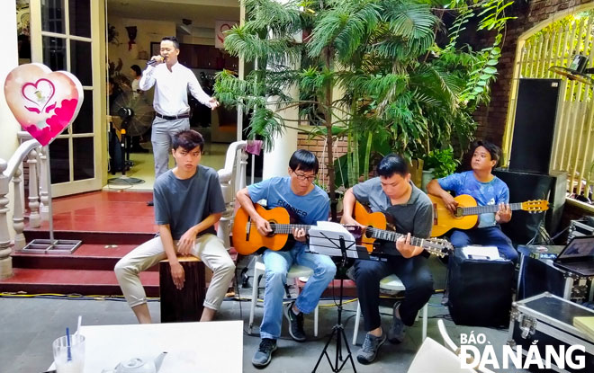 Nhóm nhạc của Câu lạc bộ Kiến trúc sư trẻ thành phố biểu diễn tại chương trình “Ly cà-phê yêu thương”. Ảnh: X.S