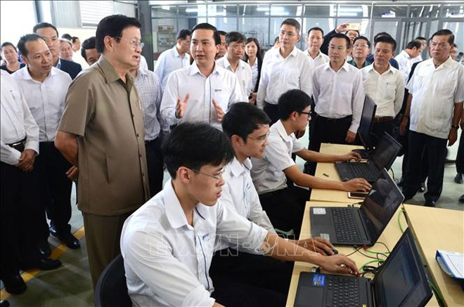 Lao PM Sisoulith (in grey) visiting an IT company at the Hi-tech Park