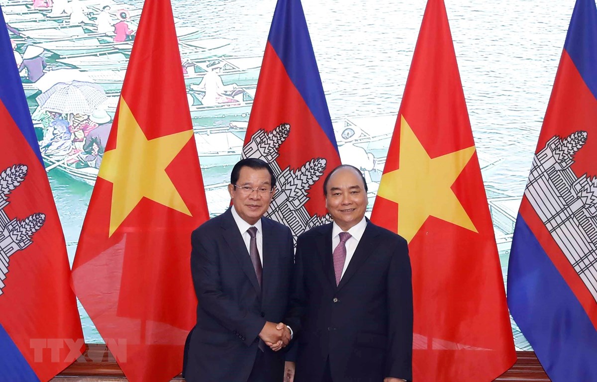 Thủ tướng Chính phủ Nguyễn Xuân Phúc và Thủ tướng Vương quốc Campuchia Samdech Techo Hun Sen tại Trụ sở Chính phủ. (Ảnh: Thống Nhất/TTXVN)
