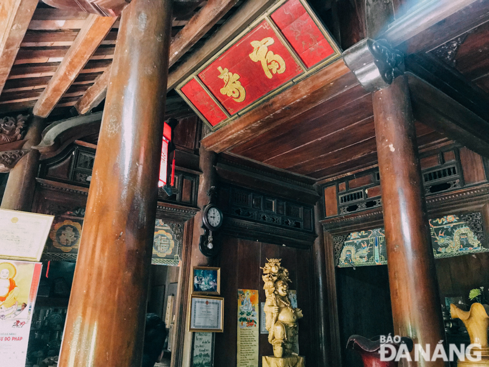  thiết kế ba gian, hai chái, lợp ngói âm dương; với 36 cây cột lớn, hệ thống kèo, đà được các nghệ nhân làng mộc Kim Bồng dày công chạm, trổ.