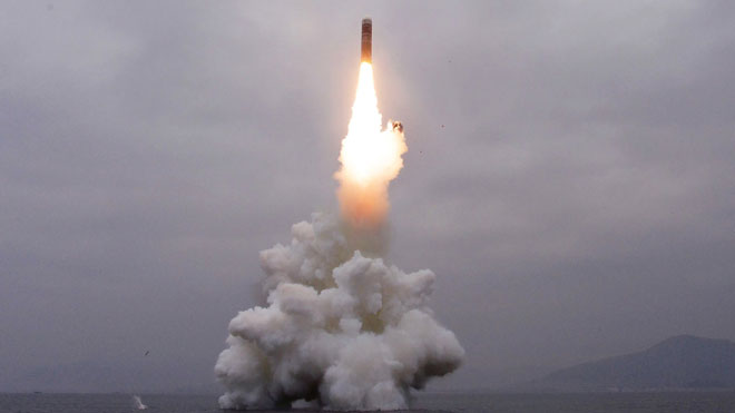 Hãng thông tấn Trung ương Triều Tiên KCNA công bố hình ảnh tên lửa đạn đạo của Triều Tiên được phóng ngày 2-10. Ảnh: KCNA/Reuters