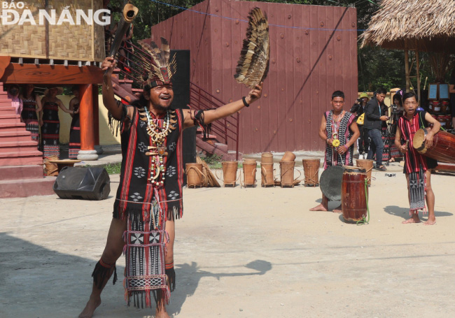 Traditionally, on behalf of the villagers, a village patriarch of the Co Tu ethnic minority group expresses gratitude to the forest. Then, Co Tu people perform the ‘tung tung da da’dance to show their gratitude to heaven and earth.