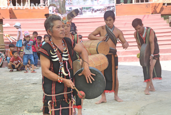 ‘Cong Chieng’ (Gong) performances are indispensable part of the annual festival