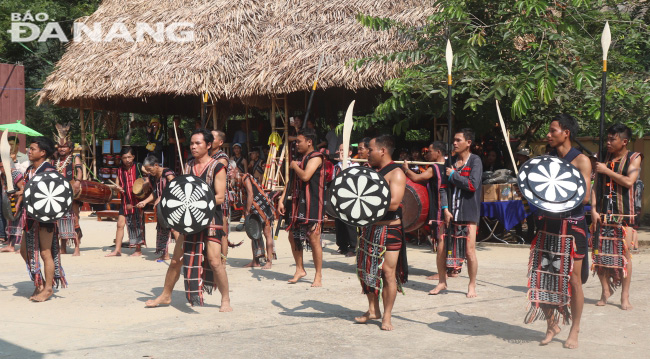 Co Tu men performing the ‘tung tung da da’dance