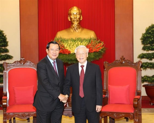 Party General Secretary and President Nguyen Phu Trong (R) shakes hands with visiting President of the Cambodian People’s Party and Prime Minister of Cambodia Samdech Techo Hun Sen (Photo: VNA)