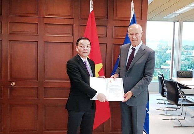 Minister of Science and Technology Chu Ngoc Anh (L) deposites an instrument of accession to the Geneva Act (1999) of The Hague Agreement with Director of the World Intellectual Property Organisation (WIPO) Francis Gurry in Switzerland. (Photo: vtv.vn)