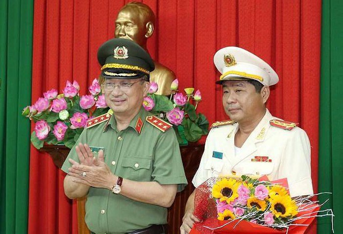 Ngày 18-7-2019, Thứ trưởng Bộ Công an Nguyễn Văn Thành đã công bố quyết định của Bộ trưởng Bộ Công an về việc điều động, bổ nhiệm Đại tá Nguyễn Văn Hiểu - Giám đốc Công an tỉnh Vĩnh Long nhận công tác, giữ chức vụ Giám đốc Công an tỉnh Đồng Tháp. (ảnh: Tiền Phong)