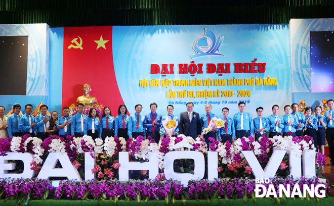 Chủ tịch UBND thành phố Đà Nẵng Huỳnh Đức Thơ và Chủ tịch TƯ Hội LHTN Việt Nam Lê Quốc Phong trao hoa chúc mừng UB Hội LHTN thành phố Đà Nẵng lần thứ VII, nhiệm kỳ 2019 - 2024.