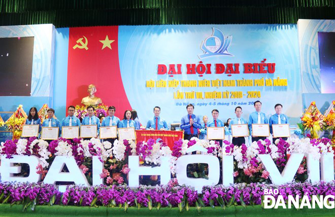 Chủ tịch TƯ Hội LHTN Việt Nam Lê Quốc Phong trao Cờ thi đua xuất sắc 5 năm liền cho UB Hội LHTN thành phố Đà Nẵng.