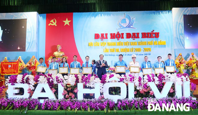 Chủ tịch UBND thành phố Đà Nẵng Huỳnh Đức Thơ khen thưởng cho các tập thể và cá nhân xuất sắc.