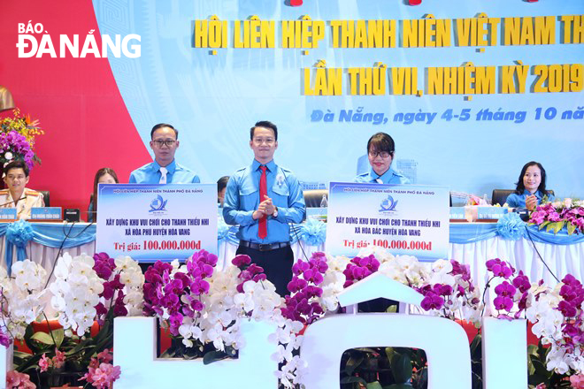 Chủ tịch Hội LHTN thành phố Đà Nẵng lần thứ VII Nguyễn Mạnh Dũng trao công trình thanh niên cho 2 xã Hòa Phú và Hòa Bắc.