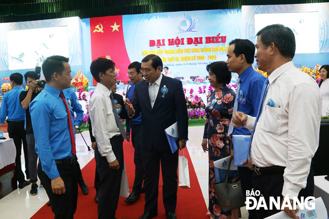 Chủ tịch UBND thành phố Đà Nẵng Huỳnh Đức Thơ  trao đổi với các thanh niên bên lề đại hội.