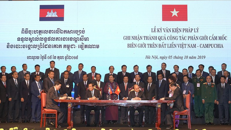 Hai Thủ tướng chứng kiến Lễ ký Nghị định thư phân giới cắm mốc biên giới trên đất liền giữa Việt Nam và Campuchia.