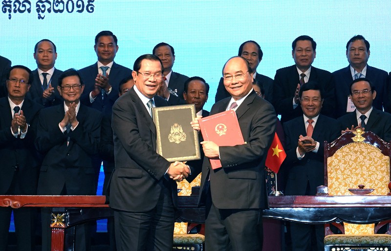 Hai Thủ tướng ký Hiệp ước bổ sung Hiệp ước Hoạch định biên giới quốc gia năm 1985 và Hiệp ước bổ sung năm 2005 giữa nước CHXHCN Việt Nam và Vương quốc Campuchia.