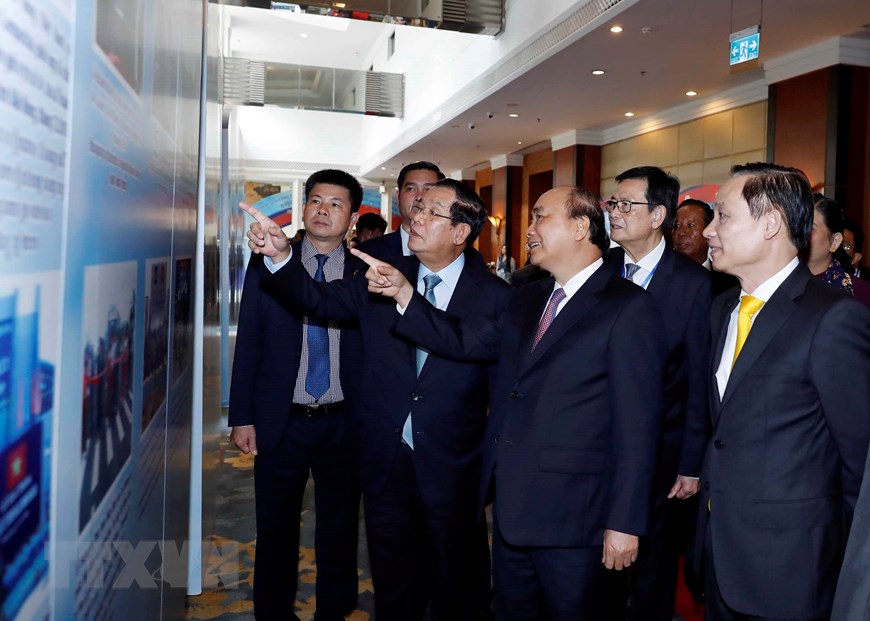 Thủ tướng Nguyễn Xuân Phúc và Thủ tướng Hun Sen xem một số hình ảnh giới thiệu về những kết quả trong công tác phân giới cắm mốc.