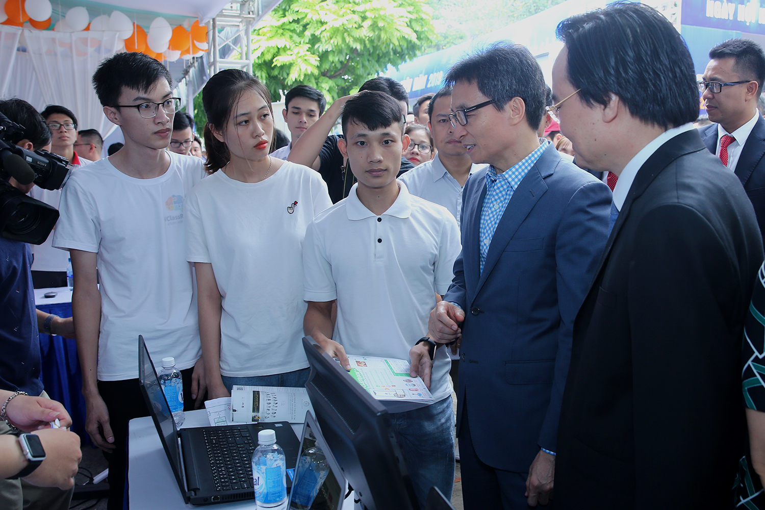 Phó Thủ tướng Vũ Đức Đam thăm 1 gian trưng bày trong SV-Startup 2019. Ảnh: VGP/Đình Nam
