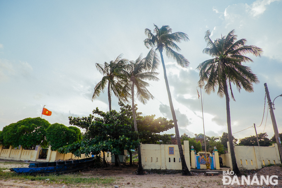  The Whale Worship Temple is next to a worship place dedicated to the souls of the fallen Vietnamese soldiers in their struggle against the French forces in the years of 1858,1859 and 1862