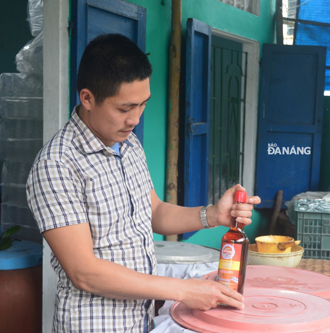 The recognition of the traditional fish sauce making craft in the Nam O Village as part of national intangible cultural heritage by the Ministry of Culture, Sports and Tourism is really good news for this time-honoured village. Here is a boodle of fish sauce produced by the village-based O Long Cooperative.