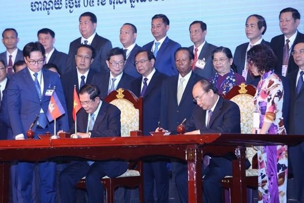 Prime Minister Nguyen Xuan Phuc and his Cambodian counterpart Samdech Techo Hun Sen sign a Supplementary Treaty to the 1985 and 2005 Treaties on the Delimitation of National Boundaries on October 5. (Photo: VNA)