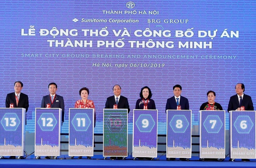 Thủ tướng Nguyễn Xuân Phúc và các đại biểu thực hiện nghi thức khởi công. Dự án Thành phố thông minh có số vốn đầu tư 4,2 tỷ USD, quy mô gần 272ha. (Ảnh: Thống Nhất/TTXVN)