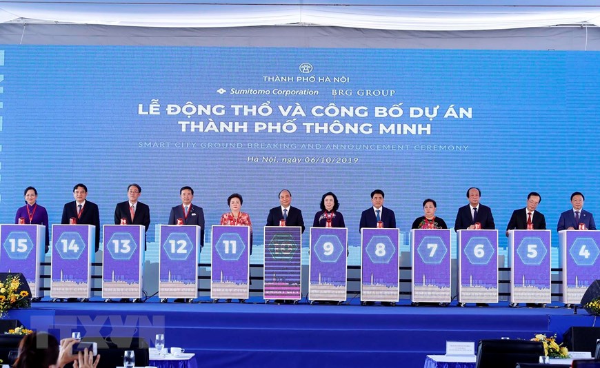  Thủ tướng Nguyễn Xuân Phúc và các đại biểu thực hiện nghi thức khởi công. (Ảnh: Thống Nhất/TTXVN)