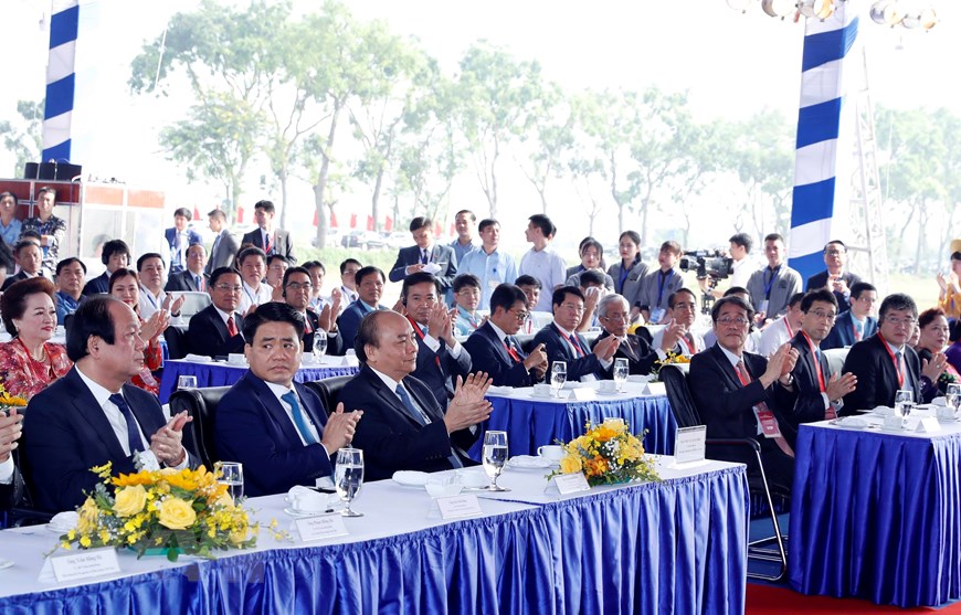  Thủ tướng Nguyễn Xuân Phúc và các đại biểu tại lễ khởi công. (Ảnh: Thống Nhất/TTXVN)