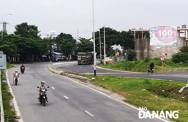 Khúc cua dốc Bà Tân, hướng từ bắc vào nam, đoạn từ cầu đường bộ Nam Ô (mới) đi xuống đường Nguyễn Lương Bằng vừa có độ dốc cao, lại có khúc cua gấp nên dễ xảy ra tai nạn giao thông. 