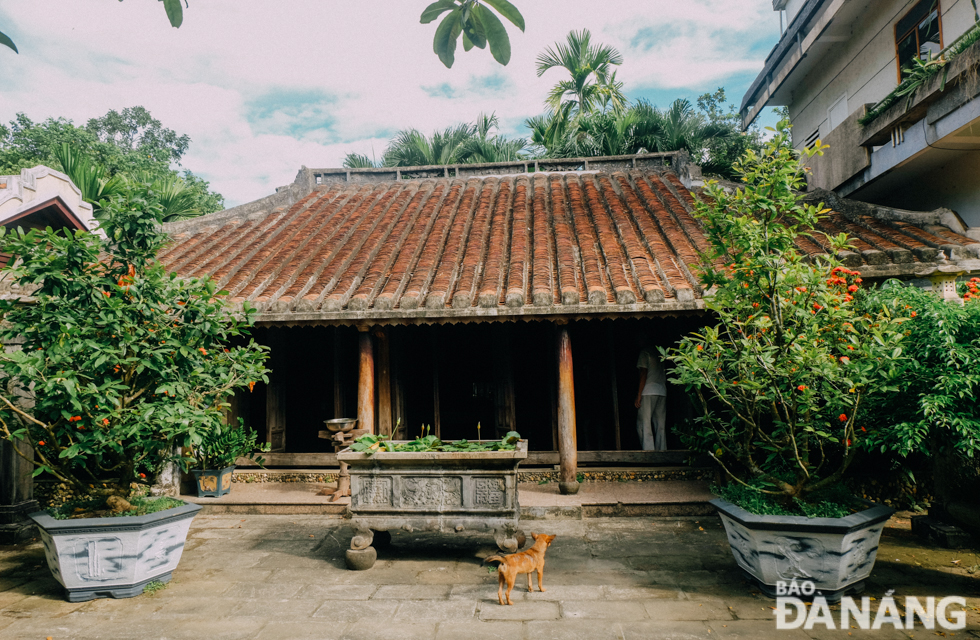 Going through over 2 centuries with many vicissitudes in history, the ancient house still keeps intact some of the unique architectural characteristics of a Vietnamese ancient traditional house, including sophisticated carving patterns and moss-covered roof. In addition, many old utensils are kept in the house, such as a flour mill, rice mortar, cake mold, and coal iron. These items reflect the rural life of the past.