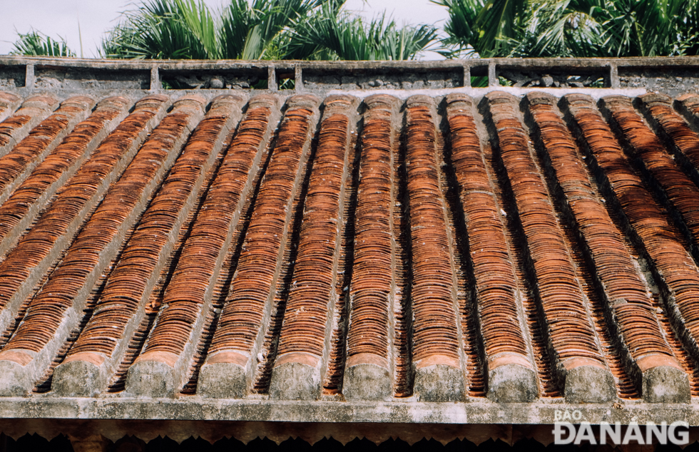  The house is covered by traditional yin-yang roof tiles.