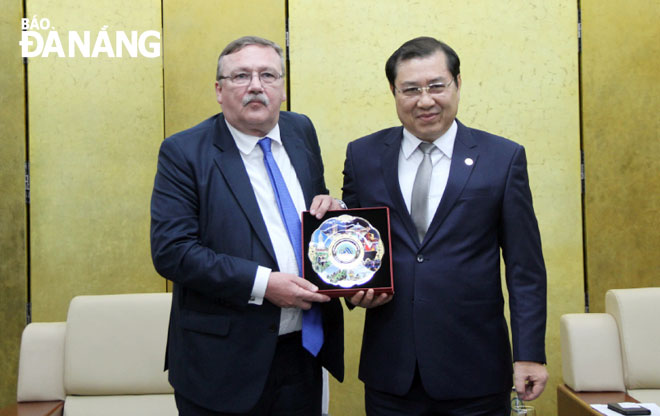 Chủ tịch UBND thành phố Huỳnh Đức Thơ (phải) tiếp Đại sứ Ory Csaba.  			         Ảnh: LAM PHƯƠNG